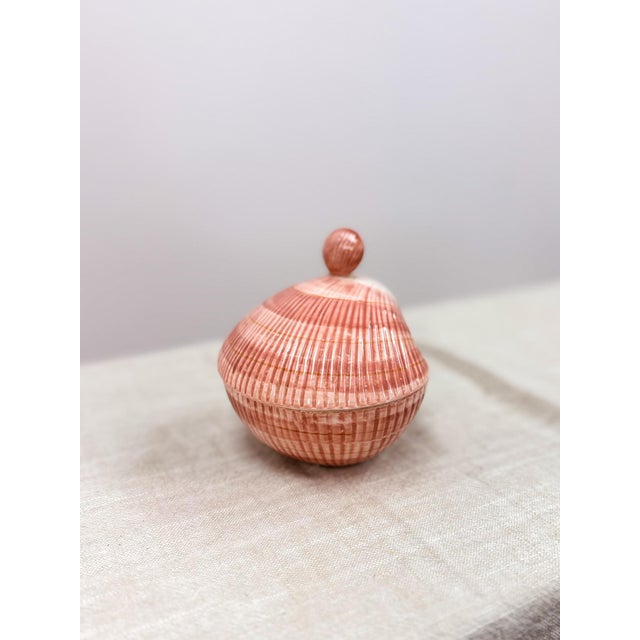 Add a touch of coastal elegance to your space with this beautiful Fitz & Floyd shell trinket dish. Designed in the shape...