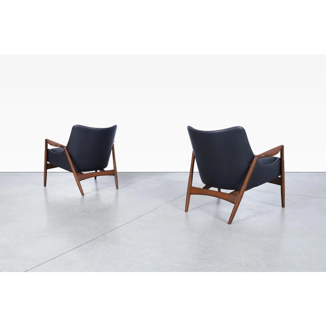 Mid-Century Modern Danish Modern Black Leather and Walnut Lounge Chairs by Ib Kofod Larsen for Selig For Sale - Image 3 of 11