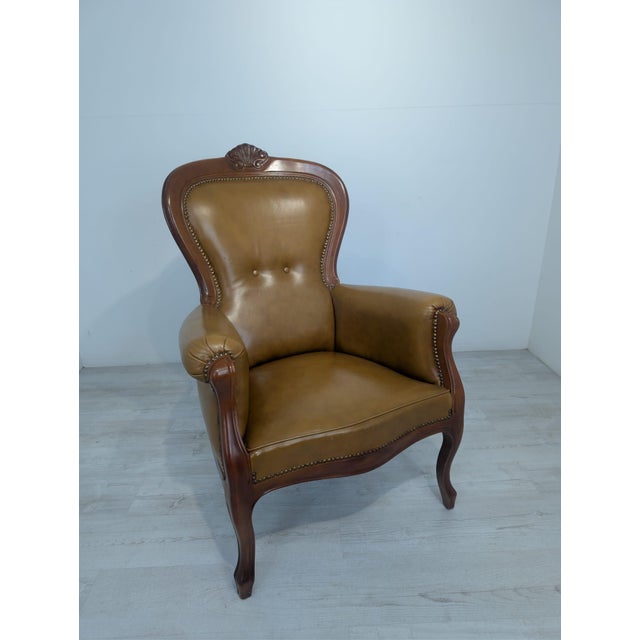 Chippendale-Style Leather Armchair from the 1960s A 1960s Chippendale-style spring armchair, upholstered in genuine...
