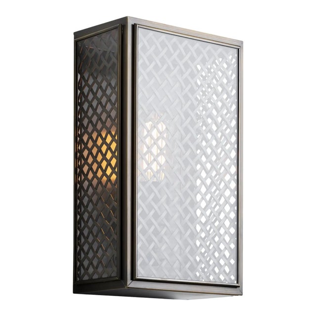 Wall light in brass with outside fitted clear glass and spring closure. MESH: (removable) brass plating at the inside of...