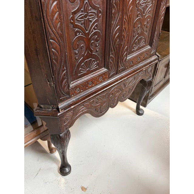 Antique Oak 2 Door Corner Unit With Carved Panels Resting On Cabriole Feet For Sale - Image 4 of 8