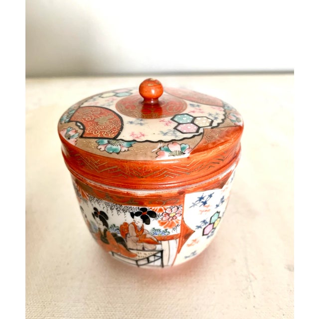 Vintage Chinoiserie Imari Vase and Covered Box Set / 2 For Sale - Image 9 of 13