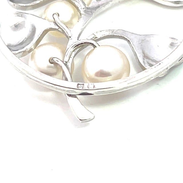 1990s Mikimoto Estate Akoya Pearl Circular Flower Brooch Pin Sterling Silver For Sale In New York - Image 6 of 12