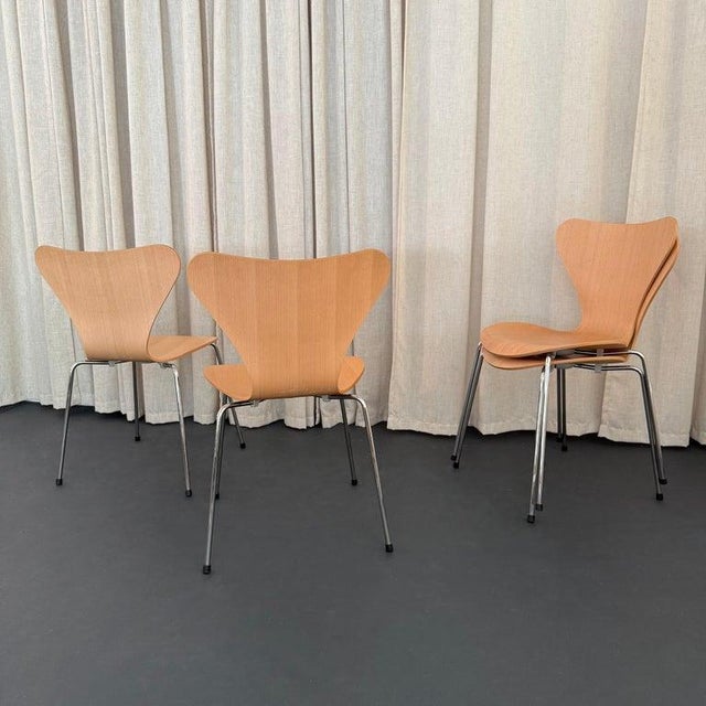 Wood Set of 4 Arne Jacobsen Beech Series 7 Chairs for Fritz Hansen Model 3107 For Sale - Image 7 of 9