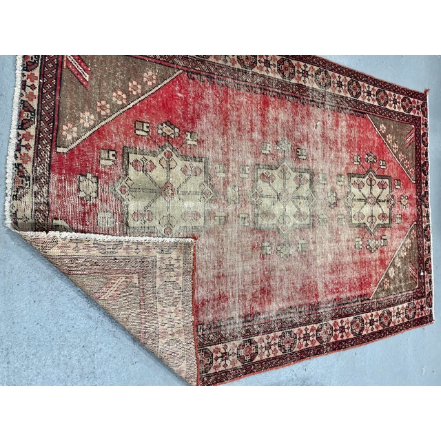 Vintage Distressed Geometric Rug Three Medallion Design – 49″ × 74″ For Sale - Image 4 of 15