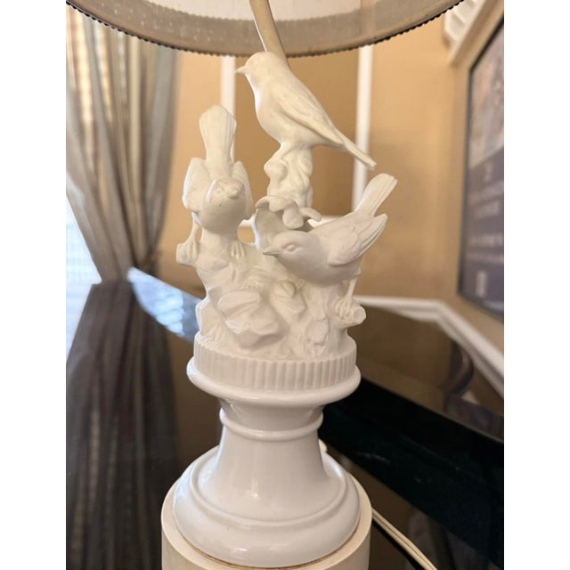Paul Hanson Vintage Paul Hanson Blanc De Chine Porcelain Bird Lamp - 1950s Hollywood Regency Chinoiserie White Ceramic Table Lamp With Original Gimp Trim Shade For Sale - Image 4 of 12