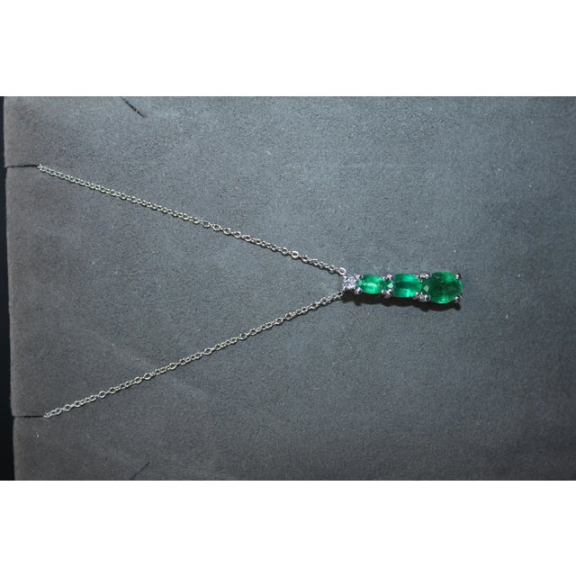 Early 21st Century Oval Shape Drop Shape Emerald Diamond 18 Karat White Gold Chain Pendant Necklace For Sale - Image 5 of 15
