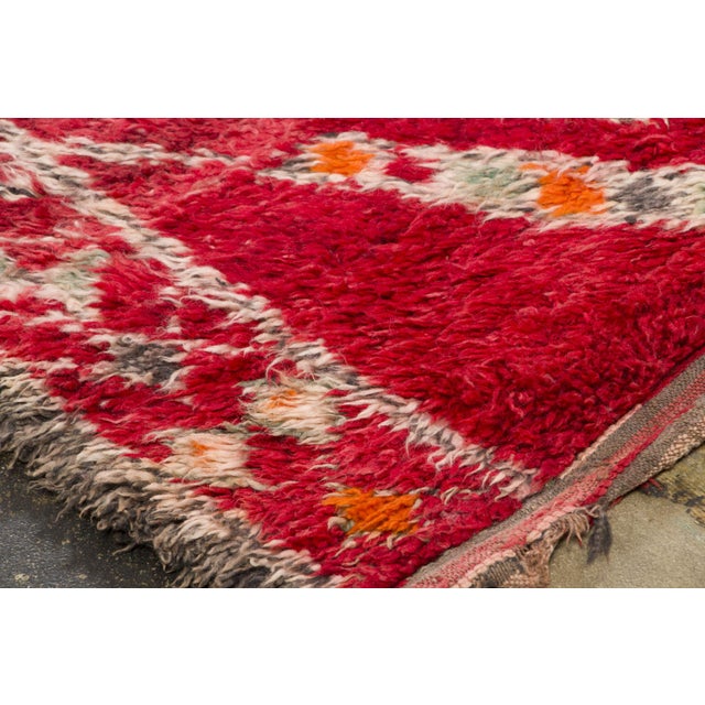 Hand-knotted in wool and originating circa 1950-1959, this 7x12 vintage Moroccan berber shag rug joins Rug & Kilim’s...