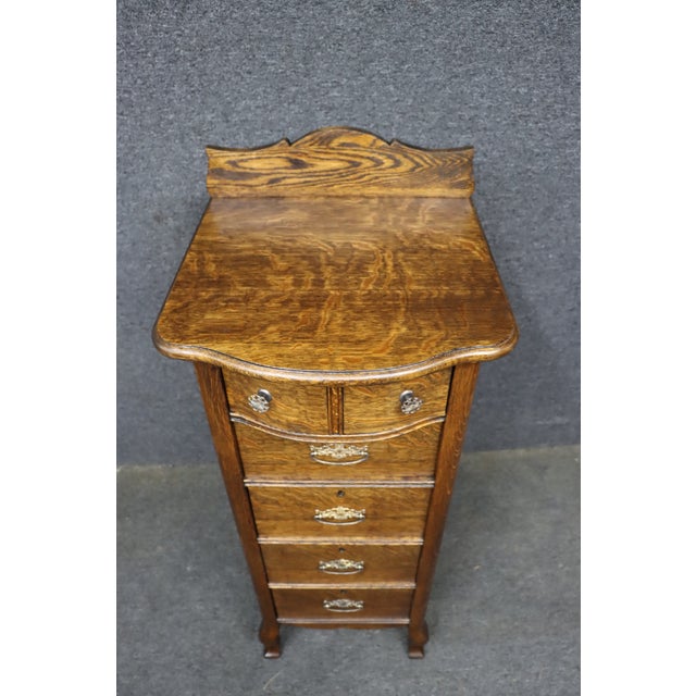 Late 19th-century Victorian lingerie chest crafted in quarter sawn oak, featuring five graduated drawers with highly...
