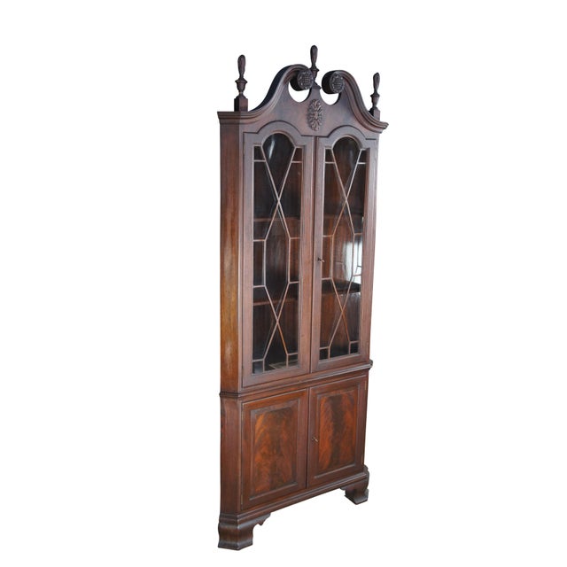 Chippendale 1930s W. A. Berkey American Chippendale Style Flame Mahogany Corner Cabinet For Sale - Image 3 of 12