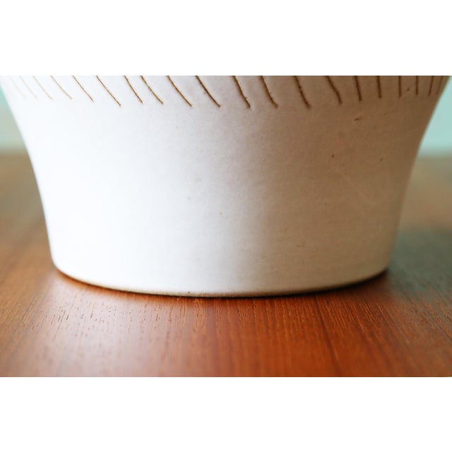 1960s 1960s Gordon and Jane Martz M197 Lamp for Marshall Studios White Wavy Tan Stripes 30" For Sale - Image 5 of 9