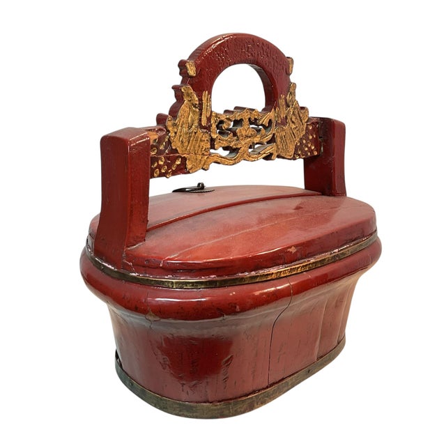 Chinese 19th Century Traditional Chinese Red Lacquer and Gilt Gold Wooden Wedding Basket For Sale - Image 3 of 17