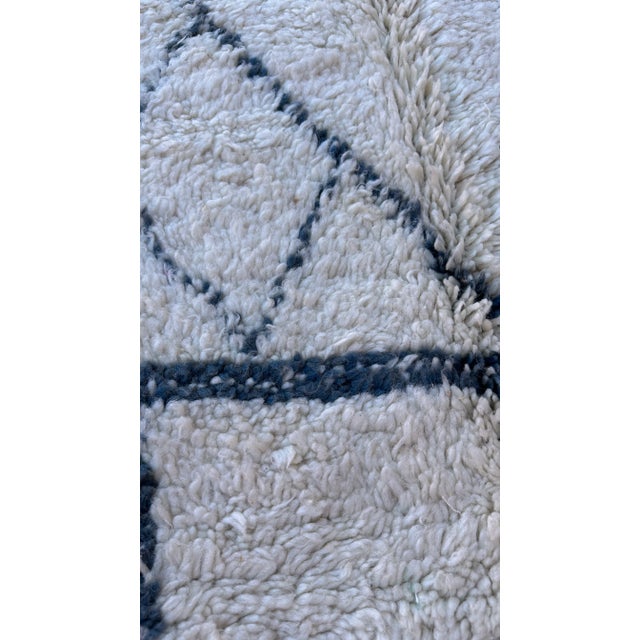 Mid-Century Modern 1980s Moroccan Beni Ourain Rug - 5'6" X 8'1" Ft For Sale - Image 3 of 10