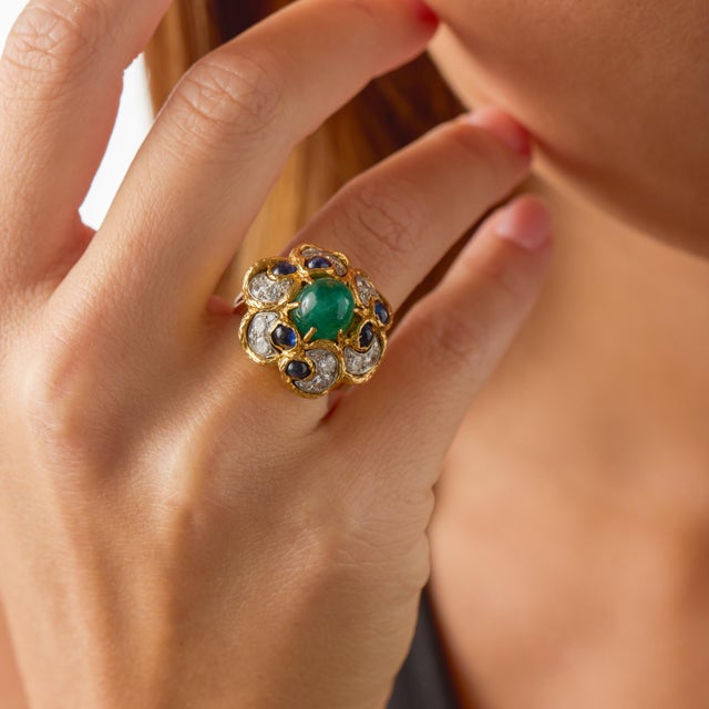 1970s French Vintage Emerald Sapphire Diamond 18k Yellow Gold Cocktail Ring, Size 6.5 For Sale - Image 5 of 7