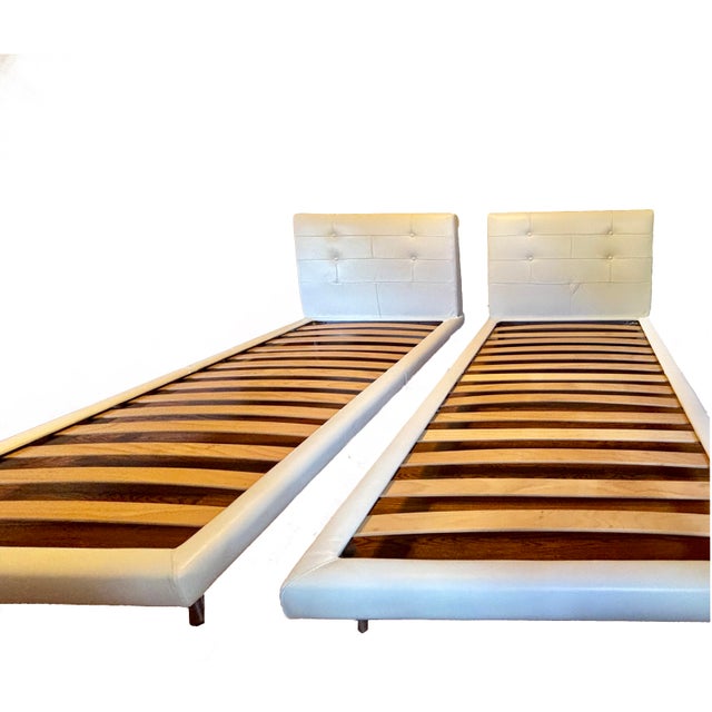 Mid-Century Modern Pair of Extra Long White Leather Twin Bed From DellaRobbia (Unmarked) For Sale - Image 3 of 9