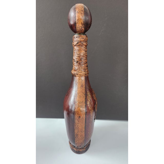 Mid 19th Century Leather-Wrapped Glass Decanter With Heraldic Crest, Western Lodge Style For Sale - Image 12 of 18