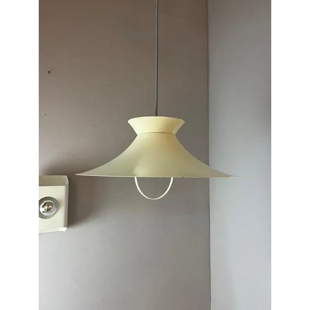 This white pendant lamp, made in Denmark, impresses with its simple and elegant design. The delicate shade ensures...