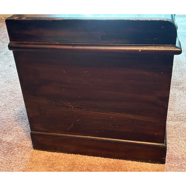 1930s Vintage “Cedarstor” White Cedar Hope Chest – Richmond Cedar Works, Norfolk, Va – Circa 1930s–40s For Sale - Image 5 of 7