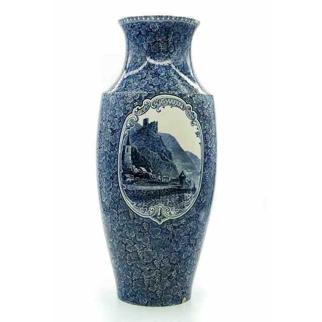 Porcelan vase realized by Franz Anton Mehlem in the late 19th Century in Bonn, Germany. Very good condition except for...