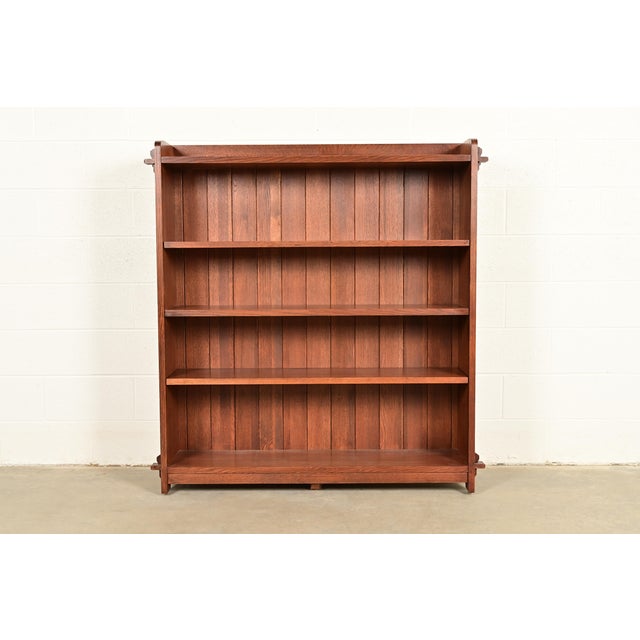 A beautiful Mission or Arts & Crafts solid oak bookcase By L. & J.G. Stickley USA, 2008 Measures: 50.75"W x 12.25"D x...