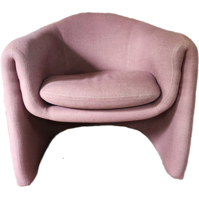 We are happy to offer this iconic, avant-garde chair by Vladimir Kagan for Preview. The chair is in very good vintage...