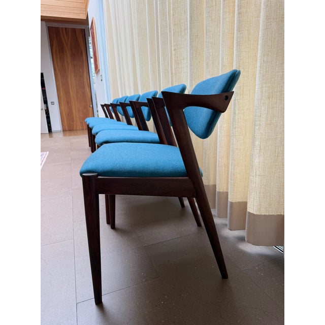 Kai Kristiansen 1950s Danish Modern Attributed to Kai Kristiansen Set of 6 Rosewood Model 42 Dining Chairs (Fully Restored) For Sale - Image 4 of 14