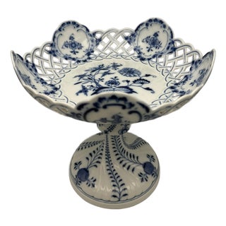 Antique Porcelain Zwiebelmuster Ceremonial Bowl with Knauf-Schwerts Mark from Meissen, 1850-1910 For Sale