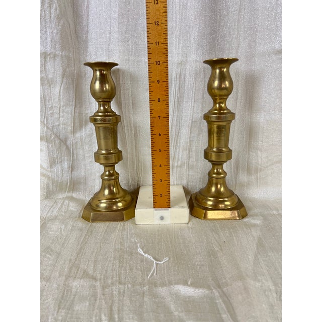 Traditional Pair of Vintage Solid Brass Candlesticks – Georgian Colonial Style With Octagonal Bases For Sale - Image 3 of 10