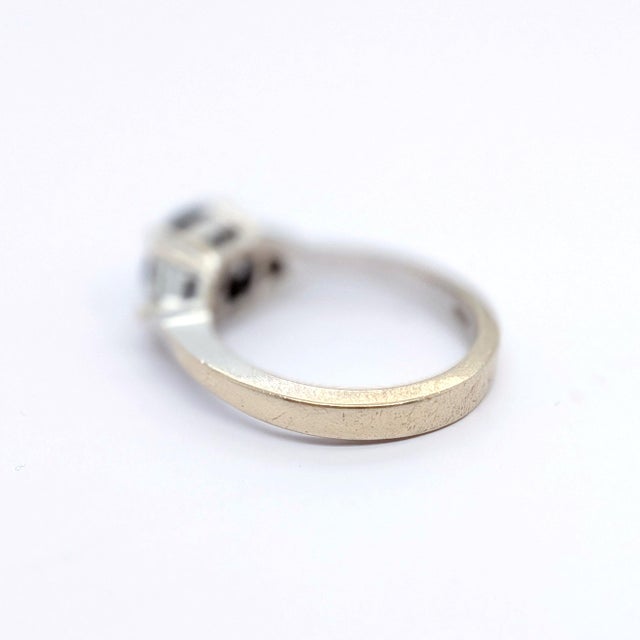 Late 20th Century 18k White Gold Ring With Gia Round Blue Sapphire & Trillion Diamonds - Size 5.5 For Sale In Phoenix - Image 6 of 9