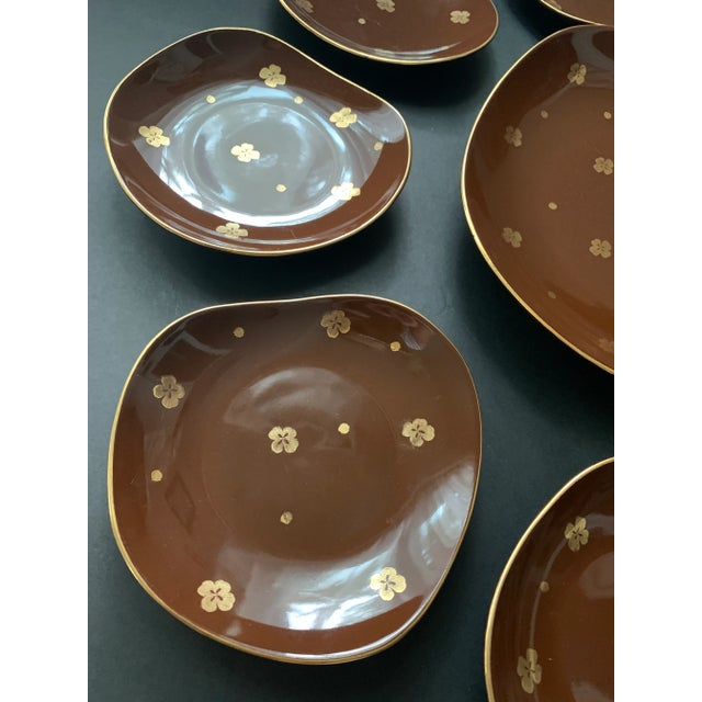 Coffee Mid-Century Chocolate Brown & 22k Gold Floral Dessert Plate Set With Freeform Cake Platter — Serving for Six, Set of 7 Pieces For Sale - Image 8 of 11
