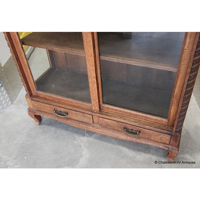 Late 19th Century Antique Carved Quartered Oak Paine's Furniture Sliding Glass Door Bookcase C1890-1910 For Sale - Image 5 of 18