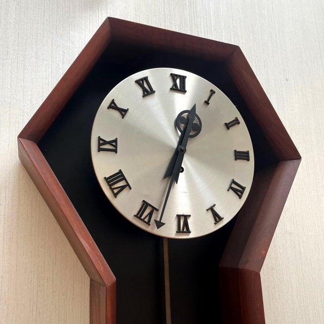 Arthur Umanoff Arthur Umanoff for Howard Miller Model 557 Serviced Meridian Wall Clock For Sale - Image 4 of 13