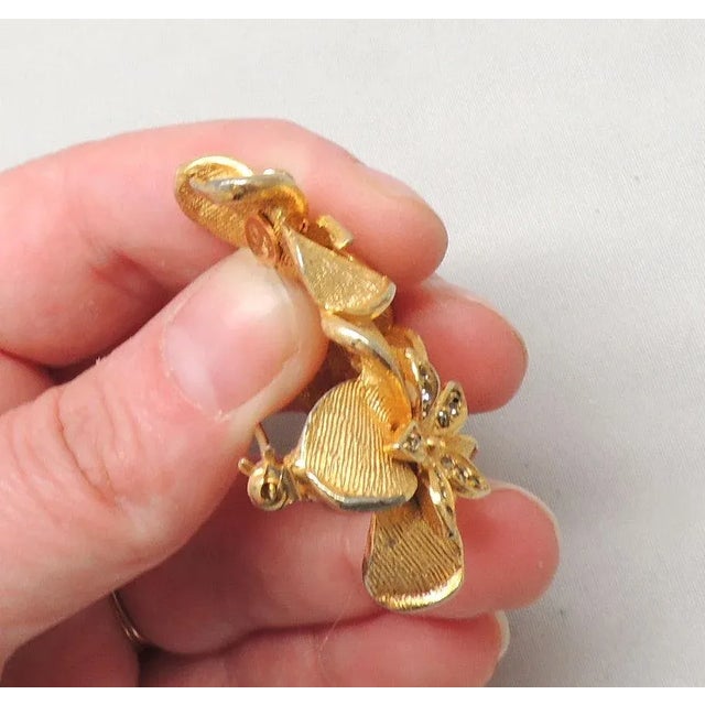 Vintage 1960s DeNicola 3 Flowers Rhinestone Brooch For Sale - Image 4 of 9