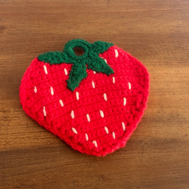 This handmade knit strawberry pot holder is full of whimsey. Please see condition details noted. Most items found at Pub &...