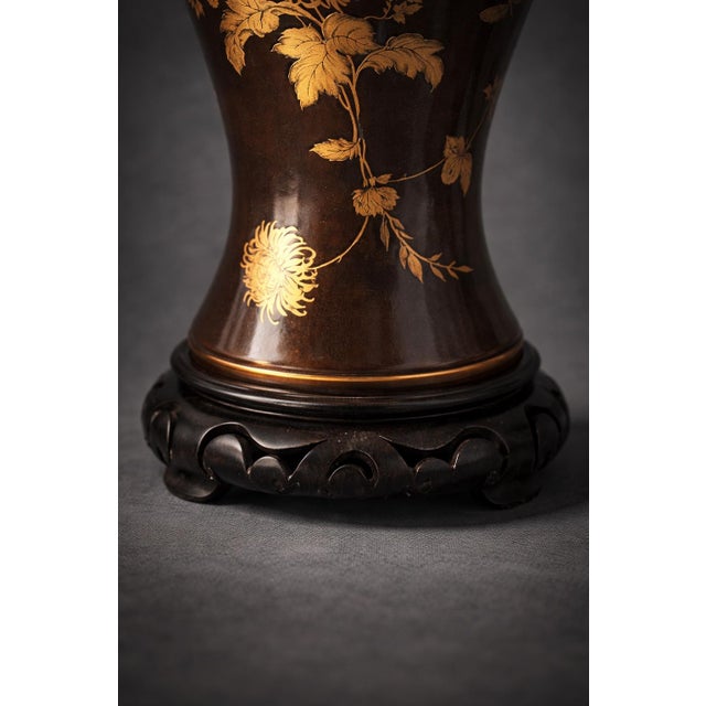 Mid 20th Century Vintage Chinoiserie Table Lamp With Gold Floral Motif, Brown Lacquered Glass Body and Original Pleated Shade – David W. Estate For Sale - Image 5 of 11