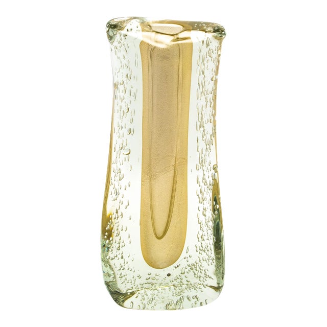 Hand-Blown Murano Fluid Vase in Clear With 24-Karat Gold Flecks and Bubble Details For Sale