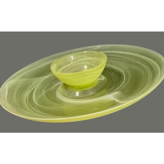 Late 20th Century Round Chartreuse White Opaque Swirl Art Glass Chip & Dip Platter For Sale - Image 4 of 6