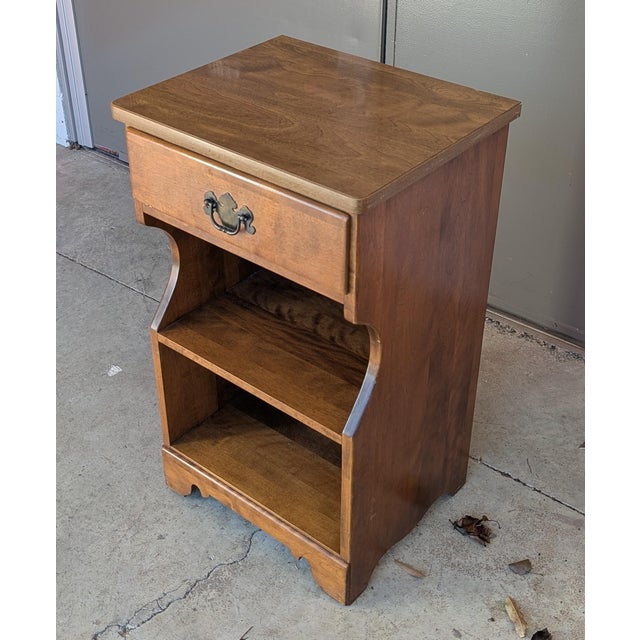 Ethan Allen Mid 20th Century Ethan Allen Baumritter Heirloom Nutmeg Maple Colonial Early American Nightstand For Sale - Image 4 of 12