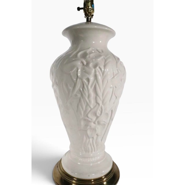 Late 20th Century Decorative White Ceramic Raised Foliate Design Table Lamp For Sale - Image 9 of 18