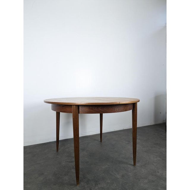 Round Extendable Walnut Table, in Very Good conditions.