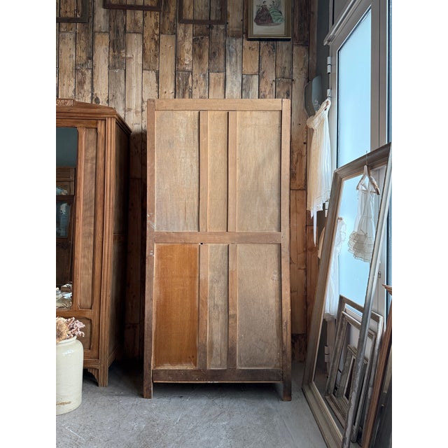 This wardrobe elegantly embodies the French Art Deco style. Its harmonious proportions, understated cornice, and stylized...