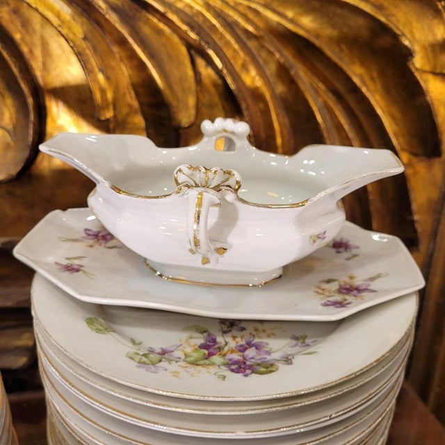 Art Nouveau Violets Dinner Service by Albert Pillivuyt for Foëcy Limoges, 1920s, Set of 82 For Sale - Image 9 of 18