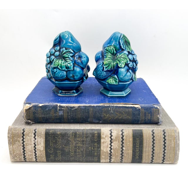 Stunning blue salt and pepper shakers made in the 1960s by Inarco in their Blue Mood Indigo pattern. Lovely detail with...