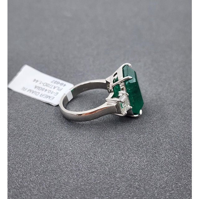 Metal 10.43 Ct Gia Certified Zambian Emerald & Diamond Ring Size 7 For Sale - Image 7 of 10