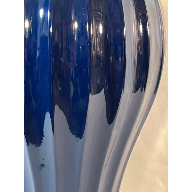 Billy Baldwin Vintage Hollywood Regency Cobalt Blue Fluted Ginger Jar Table Lamp on Brass Stand For Sale - Image 4 of 12