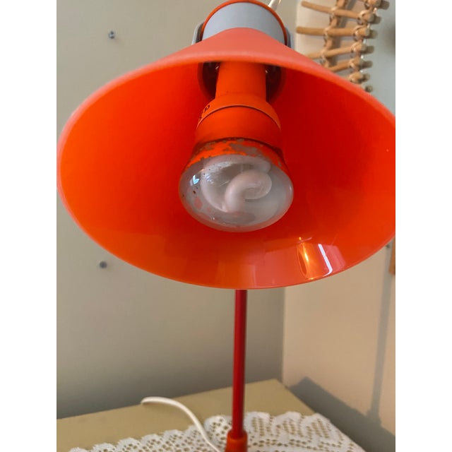 Mid-Century Modern Postmodern Mathias Orange-Red Adjustable Desk Lamp With Circular Base – Retro Design For Sale - Image 3 of 8