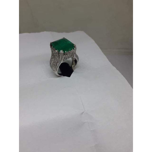 Early 21st Century Natural Zambian Emerald 9.75 Carats and 2.10 Carats Di 2amonds in 14K Gold, Size 6 For Sale - Image 5 of 6