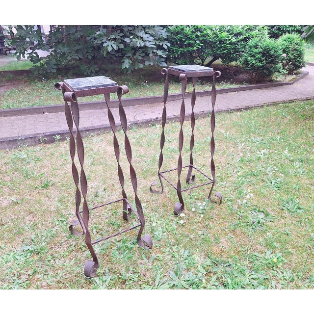 Brutalist Garden Columns in Wrought Iron and Veined Marble, Set of 2 For Sale - Image 4 of 16