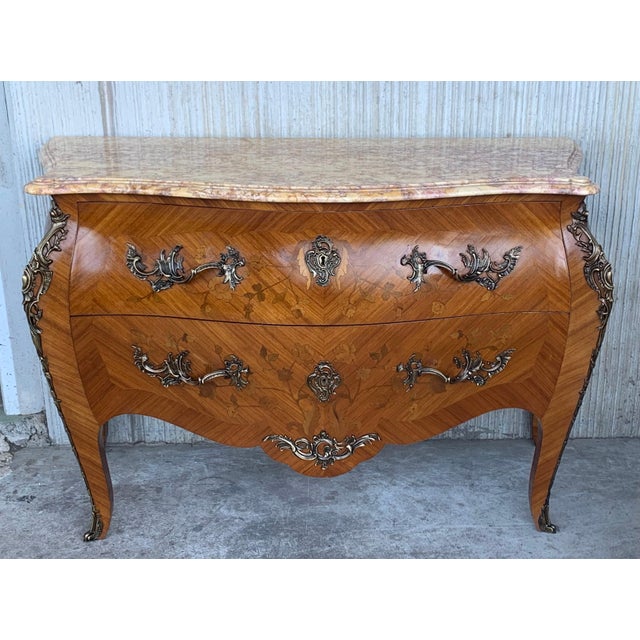 Early 20th Century French Louis XV Style Fine Kingwood and Marquetry Ormolu Mounted Bombe Commode For Sale - Image 18 of 18