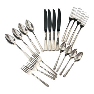 1930s Art Deco 1881 Roger's Oneida Ltd. "Capri" Pattern Silver Plates Flatware Set 20 Pieces For Sale